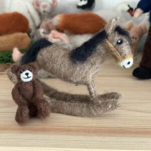 Schaukelpferd und Teddybar aus Kinderbuch "Balthasar"