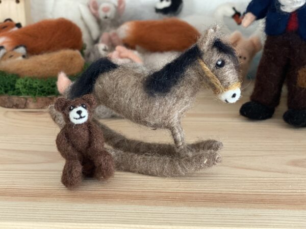 Schaukelpferd und Teddybar aus Kinderbuch "Balthasar"