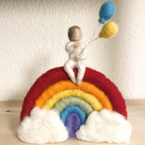 Sternenkind mit Luftballons auf Regenbogen