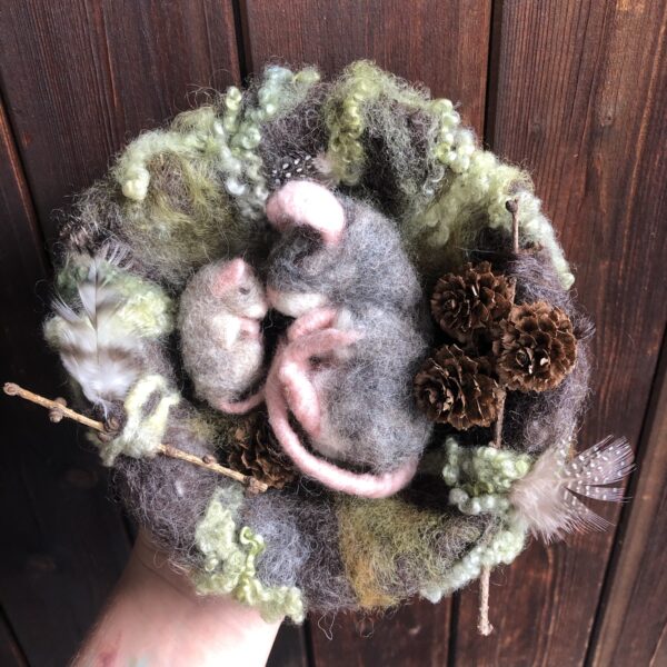 Maus mit Baby im Nest – Bild 2