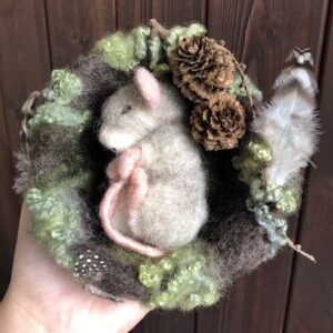 Maus im Nest