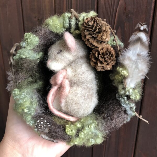 Maus im Nest