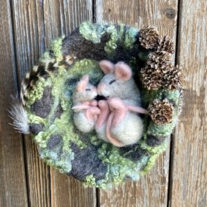 Maus mit Baby im Nest
