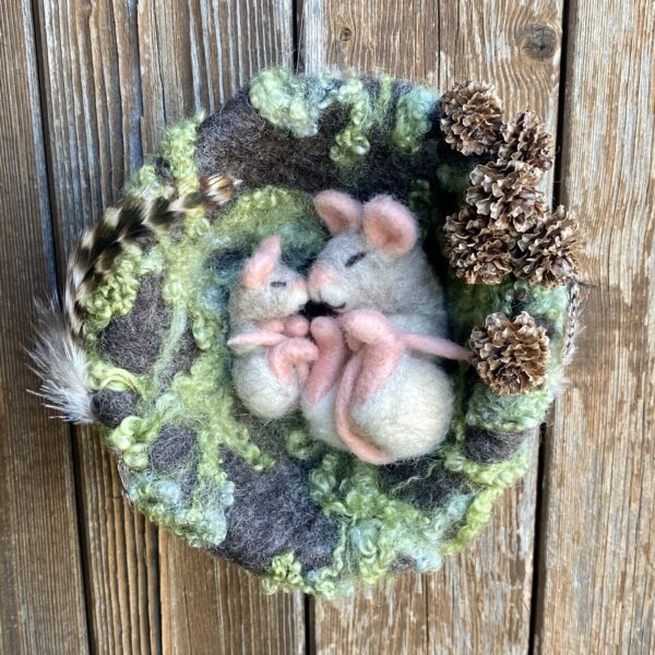 Maus mit Baby im Nest