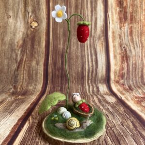 Gefilzte Märchenfigur Erdbeerbaby mit Blume und Schnecken, handgemacht