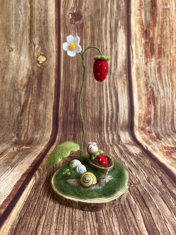 Gefilzte Märchenfigur Erdbeerbaby mit Blume und Schnecken, handgemacht